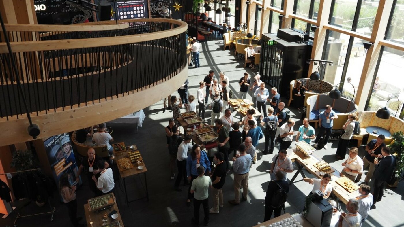 Saal mit Personen und Catering | © Swissolar / Claudio De Boni