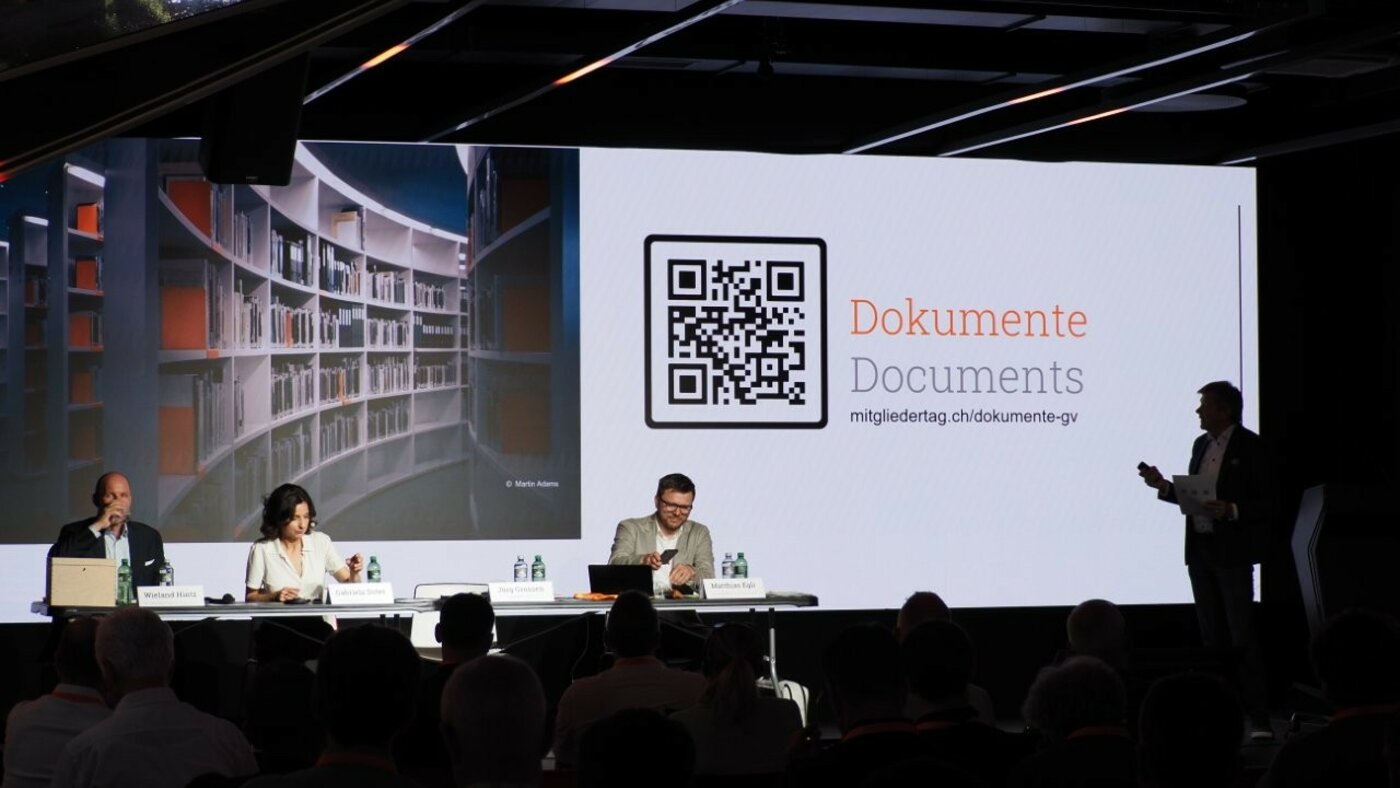 4 Personen auf einer Bühne mit Präsentation im Hintergrund | © Swissolar / Claudio De Boni